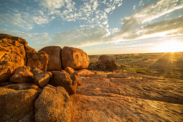 mármoles del diablo al amanecer - devils marbles fotografías e imágenes de stock