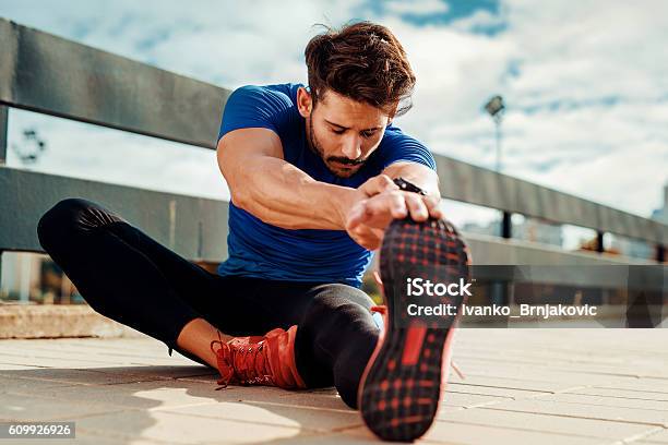Stretching Stockfoto und mehr Bilder von Dehnen - Dehnen, Männer, Fitnesstraining