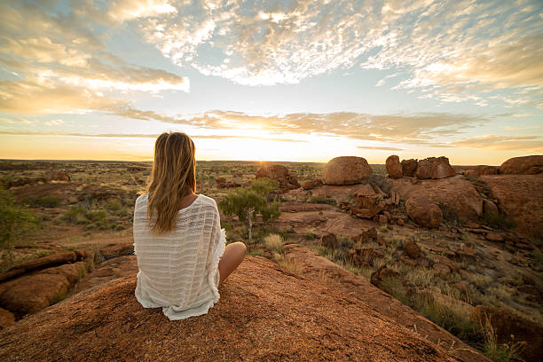 femme de race blanche méditant au lever du soleil - emu australia northern territory outback photos et images de collection