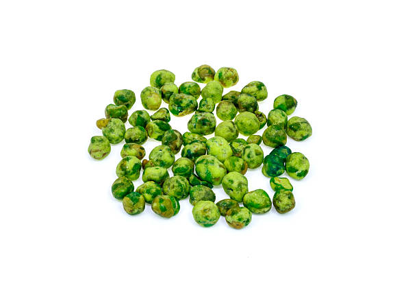 les pois verts enduits de wasabi sont collation. isoler - pea pod photos et images de collection