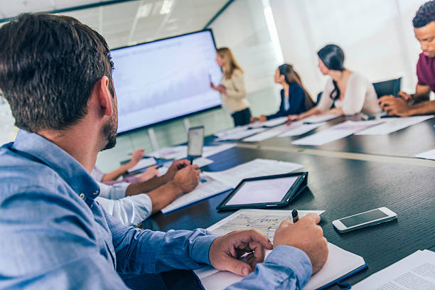 primer plano de un hombre de negocios tomando notas sobre un seminario - cabinet meeting fotografías e imágenes de stock