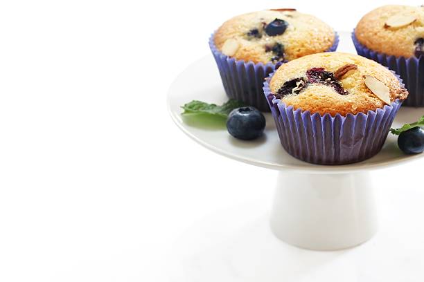 白い、選択的な焦点で分離された自家製ブルーベリーマフィン - muffin blueberry muffin blueberry isolated ストックフォトと画像
