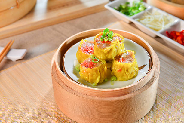 краб пельмени в китайском стиле в бамбуковый лоток в азиатском - shumai стоковые фото и изображения