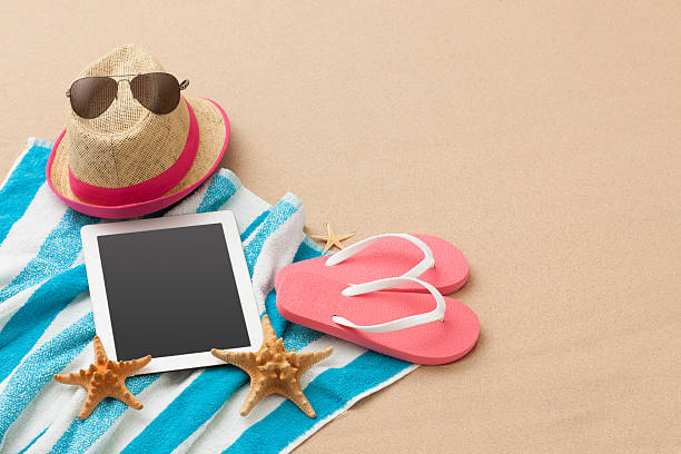 accessori da spiaggia per una vacanza perfetta. - solar flat panel foto e immagini stock