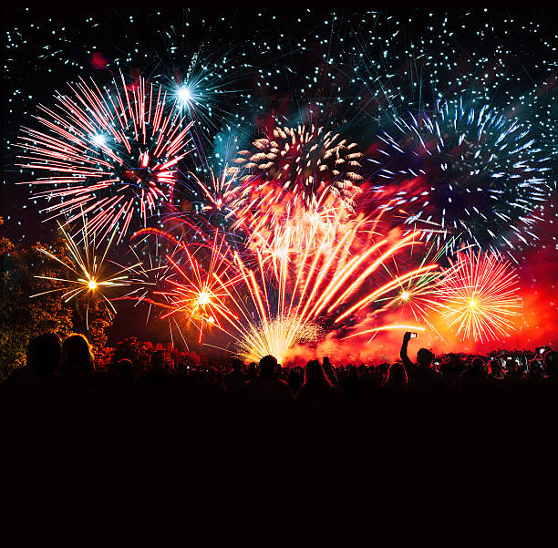 lebendiges neujahrsbanner mit feuerwerk und jubelnder menge - fireworks stock-fotos und bilder
