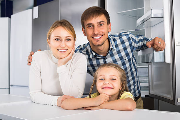 rodzina z dzieckiem razem w sklepie - three different refrigerators zdjęcia i obrazy z banku zdjęć