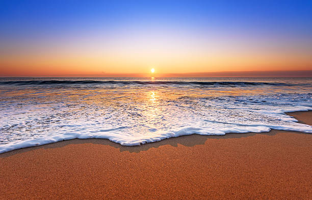 majestuoso atardecer con océano de una ola rompiente y para la. - fort lauderdale florida miami florida beach fotografías e imágenes de stock