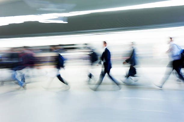 uomini d'affari di correre nella stazione della metropolitana - london england on the move commuter rush hour foto e immagini stock