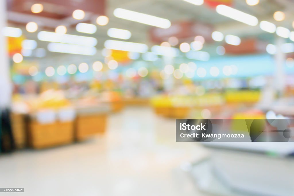 Supermarket blurred background with bokeh - Royaltyfri Stormarknad Bildbanksbilder