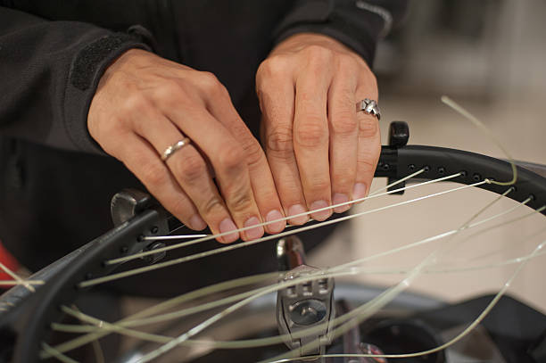 primo passo delle mani di corda del tennis che fanno il stringing della racchetta - racket tennis stringing restringing foto e immagini stock