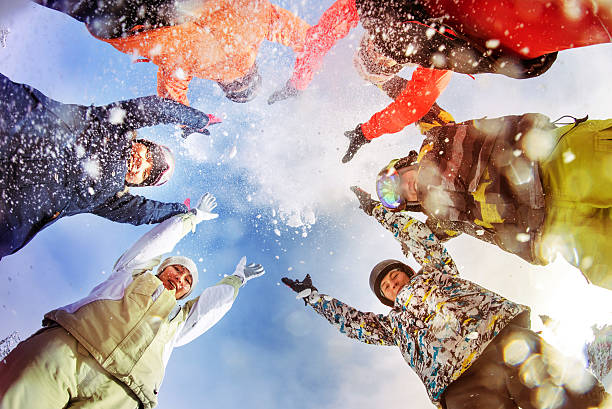 gli snowboarder gettano la neve sullo sfondo del cielo blu - sheregesh foto e immagini stock