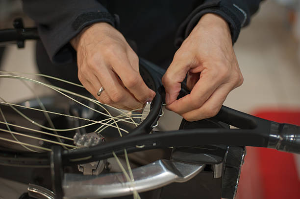 primo passo delle mani di corda del tennis che fanno il stringing della racchetta - racket tennis stringing restringing foto e immagini stock