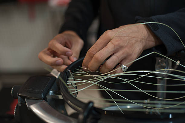 primo passo delle mani di corda del tennis che fanno il stringing della racchetta - racket tennis stringing restringing foto e immagini stock