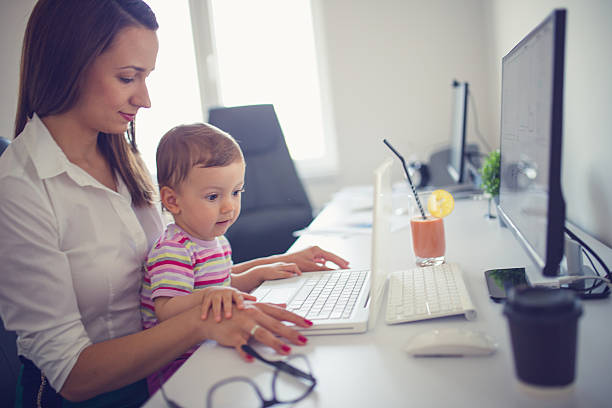 istock Motherhood in office 610016018