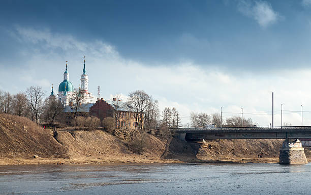 iglesia ortodoxa en la costa del río. kingisepp - villa rinaldi fotografías e imágenes de stock
