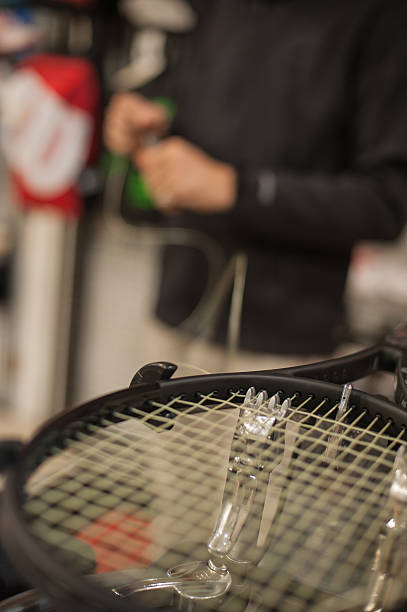 détail de la raquette de tennis dans la machine à corder - racket tennis stringing restringing photos et images de collection