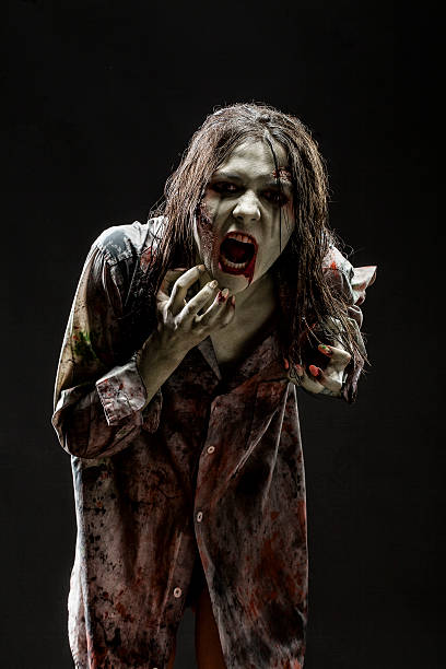 morto-vivo - spooky human face zombie horror - fotografias e filmes do acervo