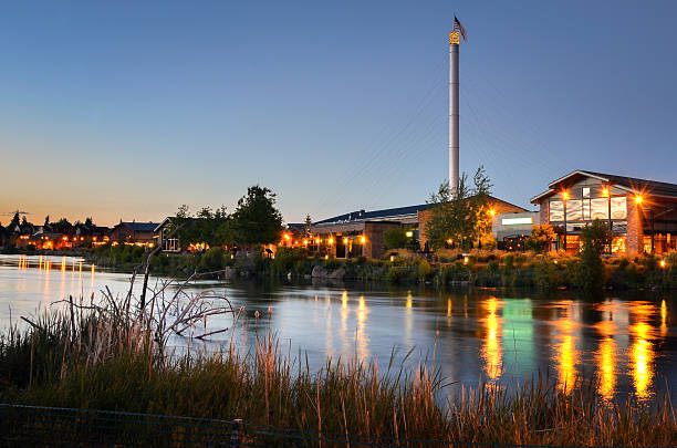 edifici lungo il fiume al tramonto - oregon foto e immagini stock