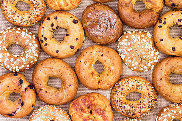 bagels variados em um fundo de quadro completo - bakery bread carbohydrate cereal plant - fotografias e filmes do acervo