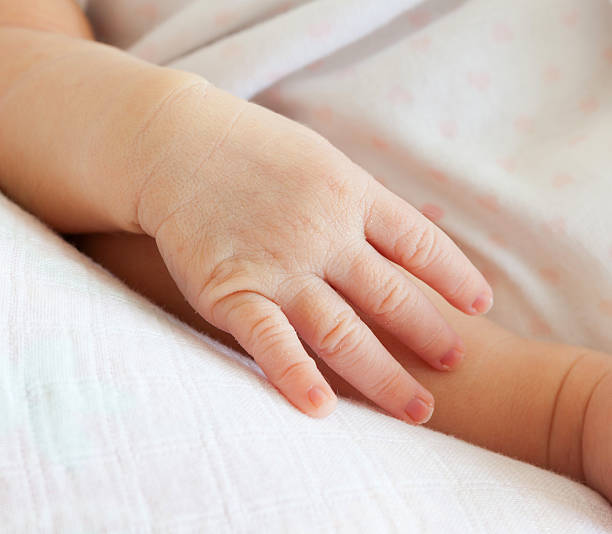 istock Small hand of newborn 610031934