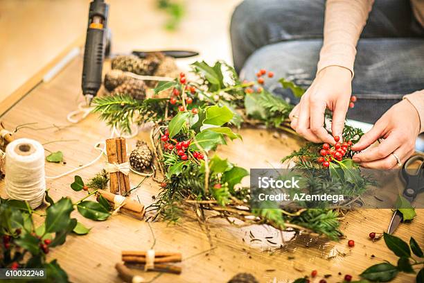 Familia De Navidad Foto de stock y más banco de imágenes de Corona de adviento - Corona de adviento, Corona - Arreglo floral, Hecho en casa