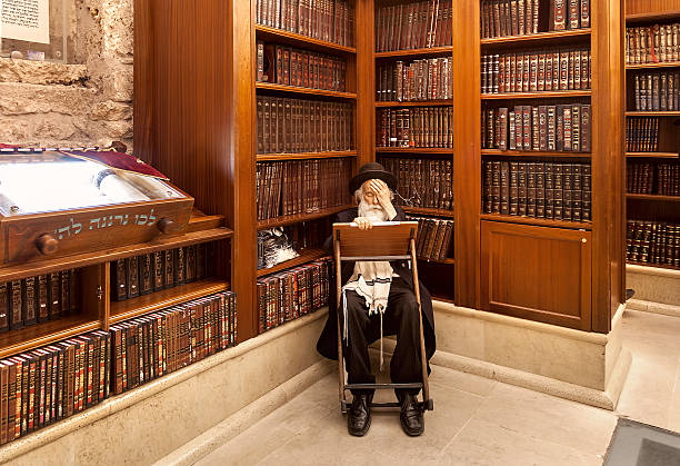 раввин и священные книги в синагоге. - west old israel wall стоковые фото и изображения