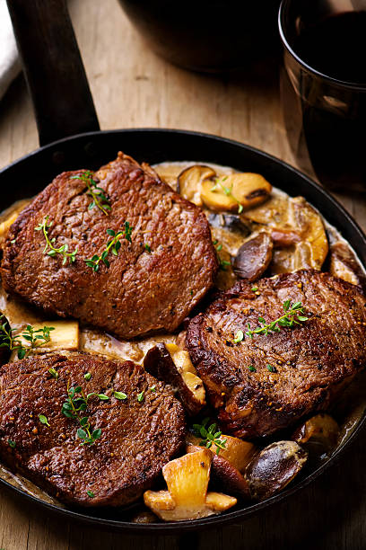 filet mignon in pilzweinsauce - food food and drink steak sauces stock-fotos und bilder