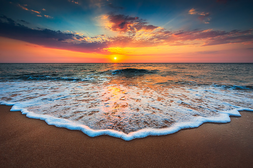 Hermosa puesta de sol sobre el mar  photo