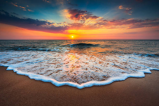 hermosa puesta de sol sobre el mar  - panorámica fotos fotografías e imágenes de stock