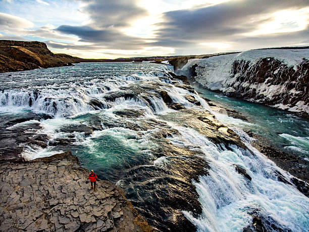 cascata di gullfoss dall'alto - parzialmente coperta di ghiaccio - partly foto e immagini stock