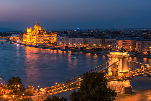 budapest, hongrie : le pont de la chaîne szechenyi, bâtiment du parlement hongrois - budapest parliament building chain bridge night photos et images de collection