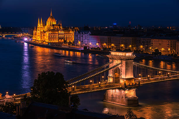 budapest, hongrie : le pont de la chaîne szechenyi, bâtiment du parlement hongrois - budapest parliament building chain bridge night photos et images de collection