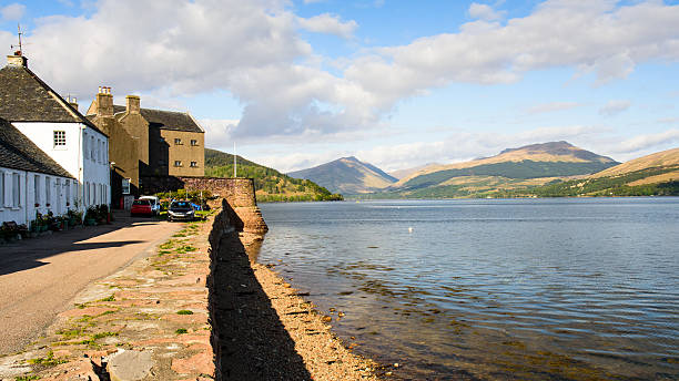 Inveraray waterfront Mountains of the Arrochar Alps rise from the shores of Loch Fyne, a fjord-like sea loch in the Argyll region of the south west Highlands of Scotland. loch fyne stock pictures, royalty-free photos & images