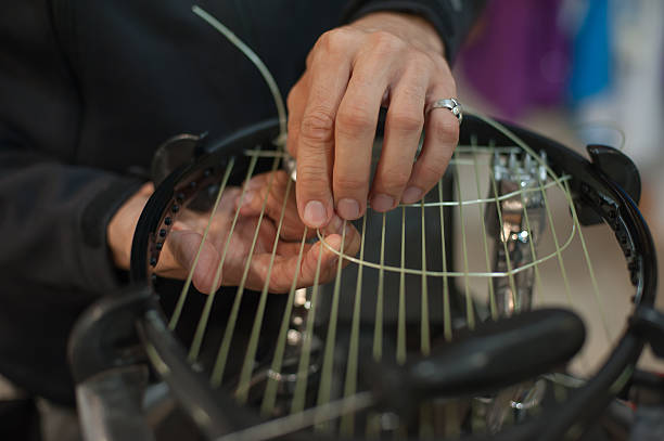 primo passo delle mani di corda del tennis che fanno il stringing della racchetta - racket tennis stringing restringing foto e immagini stock