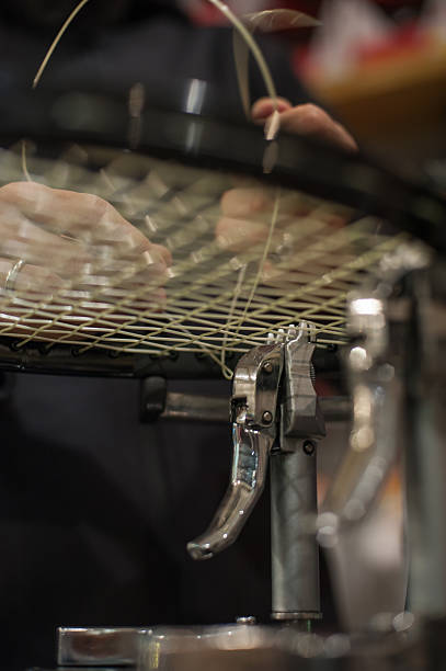 dettaglio della racchetta da tennis nella filatrice - racket tennis stringing restringing foto e immagini stock