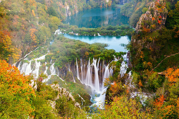 autum тонах и водопадов в национальный парк плитвицкие - plitvice lakes national park water lake national park стоковые фото и изображения