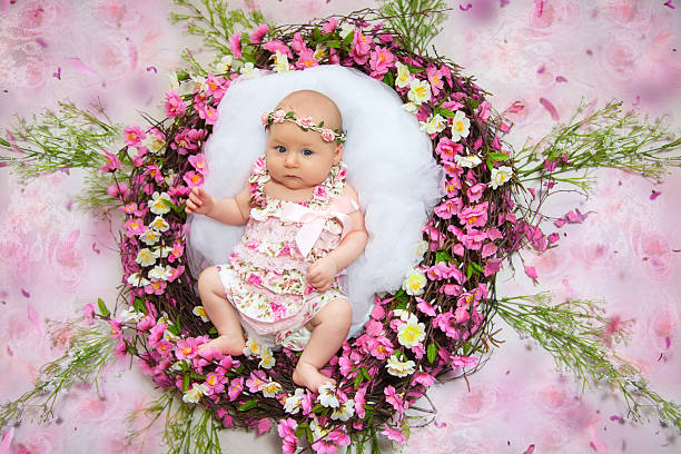 fille nouveau-née a l’air charmante - newborn little girls baby lying down photos et images de collection