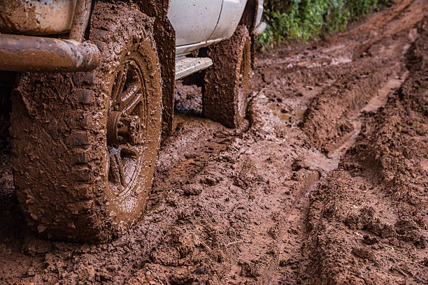 타이어는 진흙 투성이의 도로를 따라 운행합니다. - mud 뉴스 사진 이미지