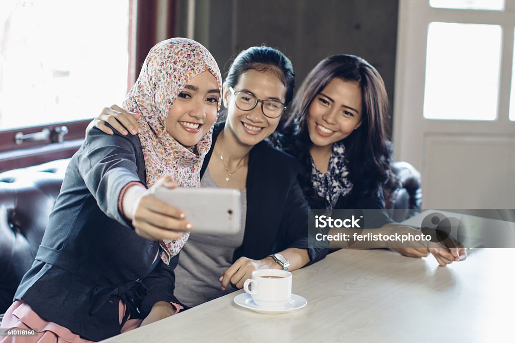 três mulher tirando selfie no café - Foto de stock de 20 Anos royalty-free