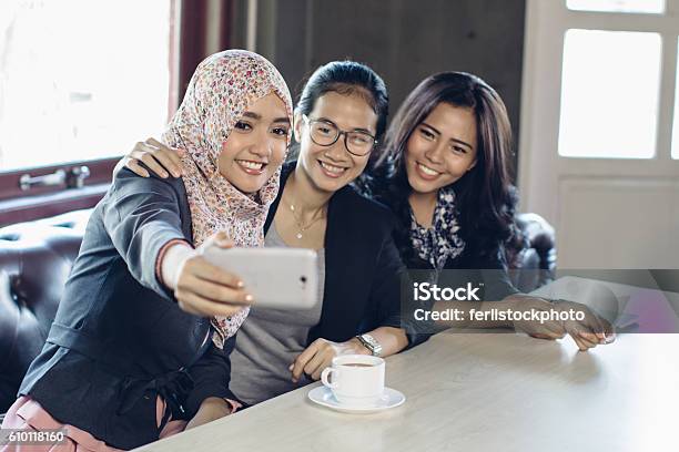 Foto de Três Mulher Tirando Selfie No Café e mais fotos de stock de 20 Anos - 20 Anos, Adulto, Almoço
