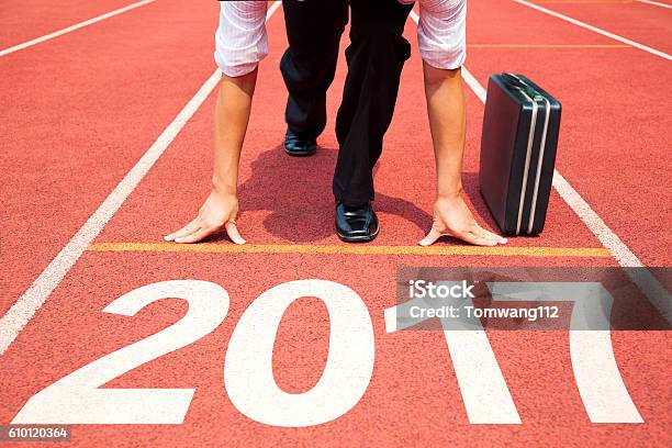사업가 실행 준비 및 2017 새해 개념 러닝 트랙에 대한 스톡 사진 및 기타 이미지 - 러닝 트랙, 달리기, 무릎 꿇기