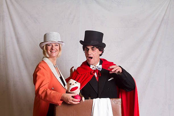 Pareja En Traje De Magos Foto de stock y más banco de imágenes de Ventrílocuo - Ventrílocuo, Ayudante, Mago - iStock Pareja En Traje De Magos Foto de stock y más banco de imágenes de Ventrílocuo - Ventrílocuo, Ayudante, Mago - iStock