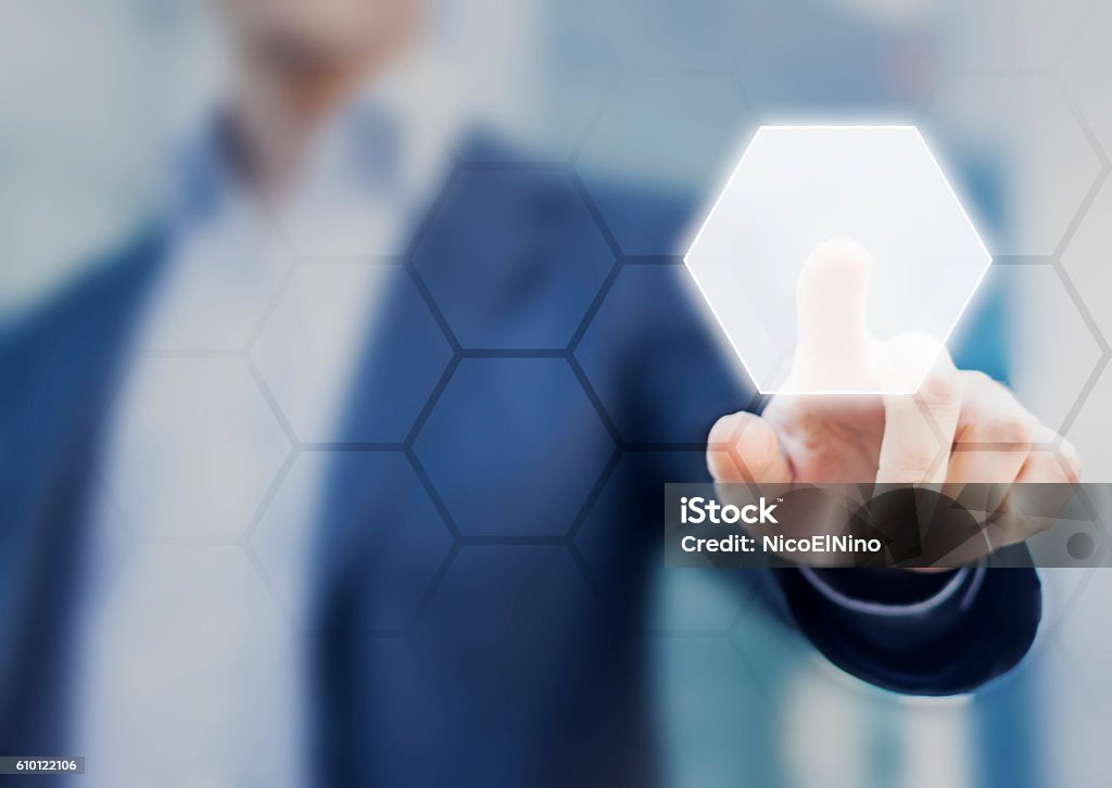 Persona que toca un botón hexagonal en una interfaz digital - Foto de stock de Hexágono libre de derechos