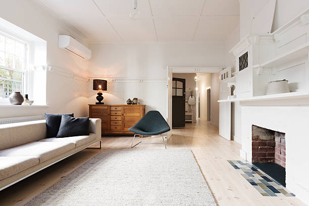 interni di lusso in stile soggiorno in arredi contemporanei - home decorating living room luxury fireplace foto e immagini stock