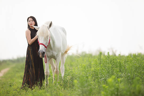 femme et cheval en nature - bride women standing beauty in nature photos et images de collection