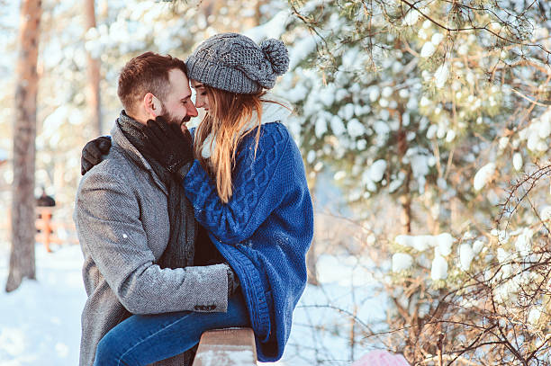 glücklich liebevolle paar beim gehen im schnee winter wald - couple winter expressing positivity loving stock-fotos und bilder