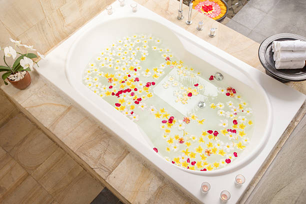 프란지파니 꽃으로 가득한 스파 욕조 - relaxation bali spa treatment frangipani 뉴스 사진 이미지