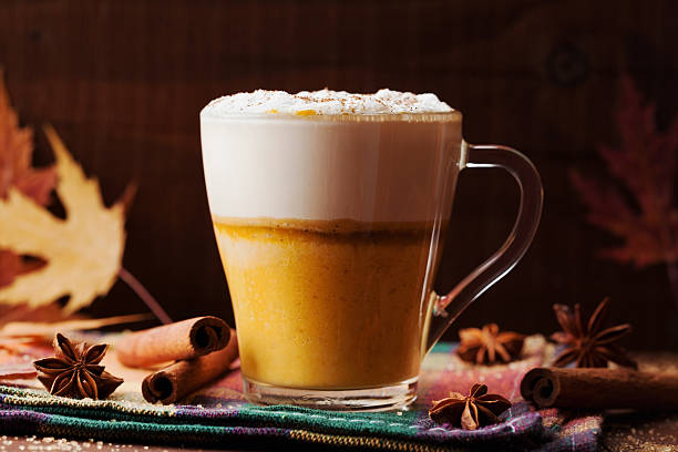 тыква пряный латте или кофе. осенне-зимний горячий напиток. - coffee pumpkin latté autumn стоковые фото и изображения