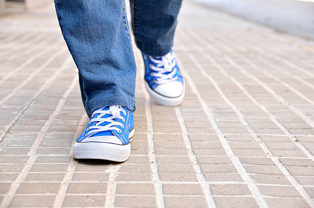 al recorrer la ciudad - sidewalk walking human foot city fotografías e imágenes de stock