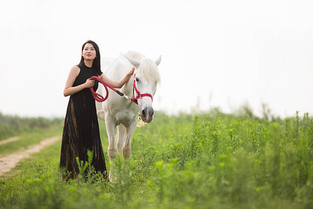 femme et cheval en nature - bride women standing beauty in nature photos et images de collection